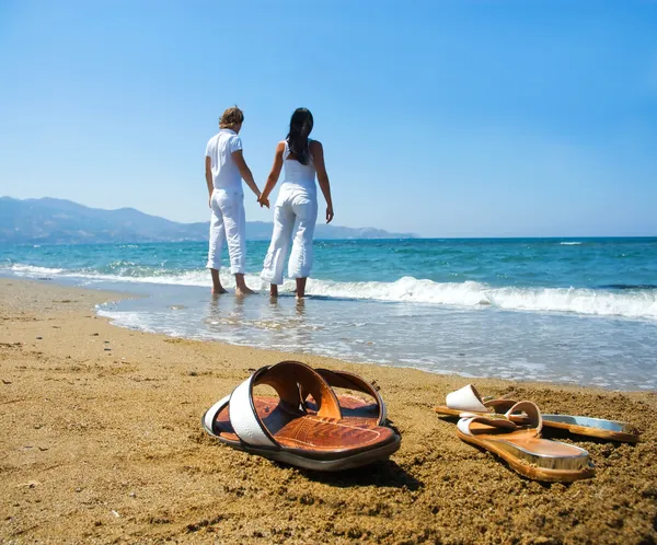 Молодая пара на пляже — стоковое фото