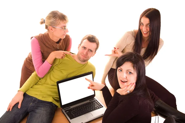 Grupp studenter med laptop på vit — Stockfoto