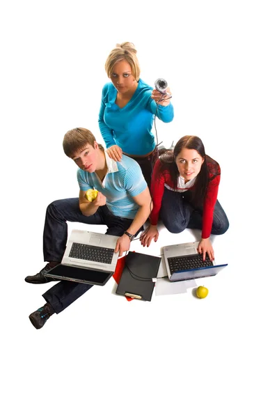 Los estudiantes con las computadoras portátiles y la web — Foto de Stock