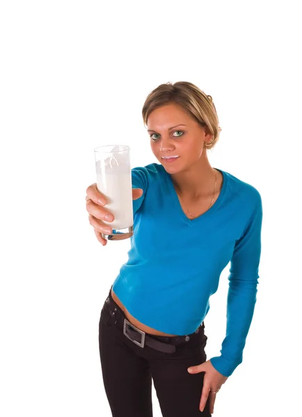 Ung vacker flicka med glas mjölk — Stockfoto