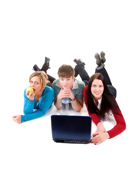 Группа счастливых студентов с ноутбуком — стоковое фото