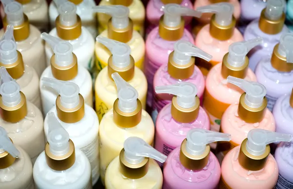 Prateleira cheia de produtos cosméticos — Fotografia de Stock