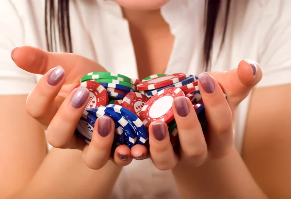 Девушки руки держат кучу фишек для покера — стоковое фото