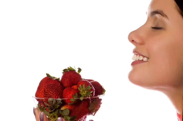 Jeune fille avec une fraise fraîche — Photo