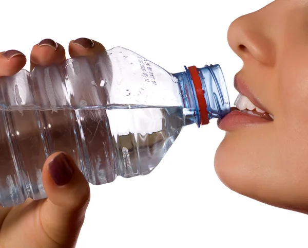 Jong meisje met fles mineraal water — Stockfoto