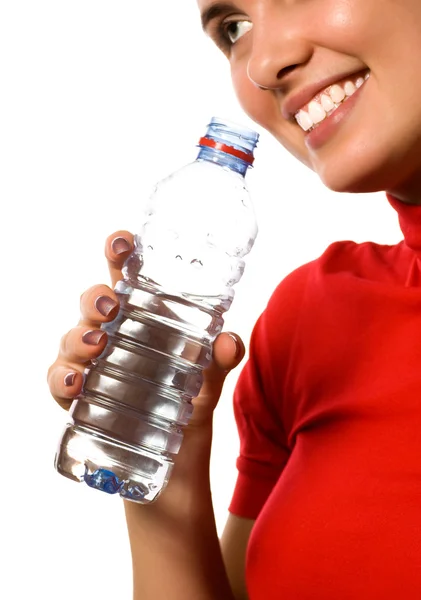 Joven chica sonriente con agua mineral — Foto de Stock