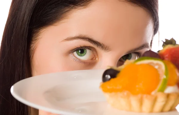 Молодая женщина с низкокалорийным фруктовым тортом — стоковое фото