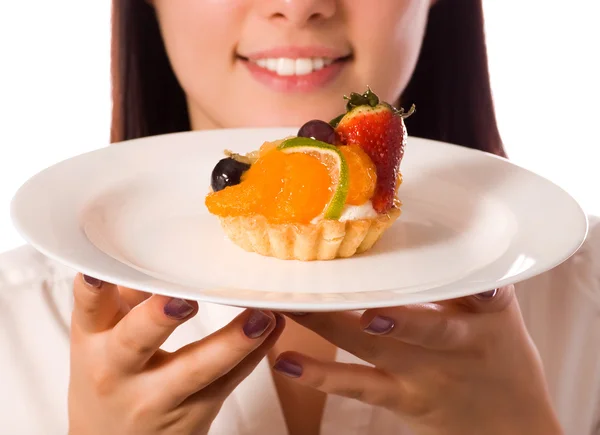 Jovem com bolo de frutas de baixa caloria — Fotografia de Stock