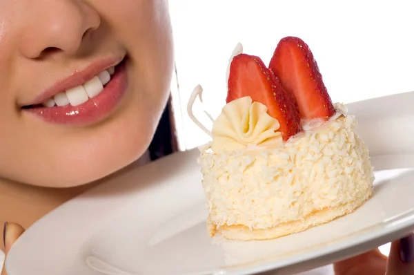딸기 케이크와 함께 젊은 여성 — 스톡 사진