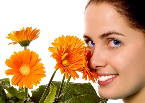Νεαρός χαμογελαστό γυναίκα με λουλούδια gerber — Φωτογραφία Αρχείου