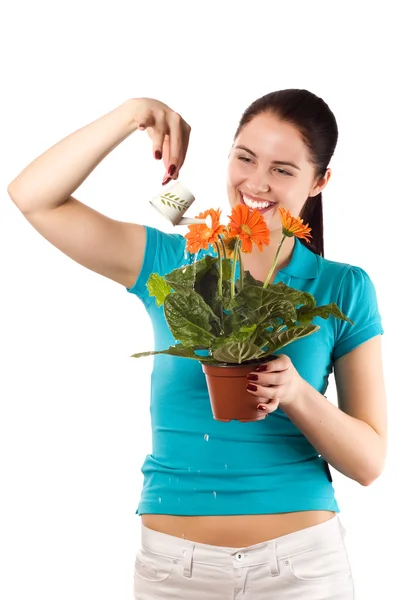 Mulher sorridente regando suas flores — Fotografia de Stock