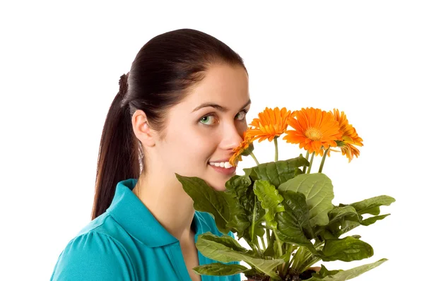 Lachende vrouw met bloemen gerber — Stockfoto