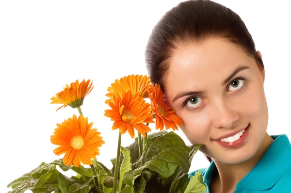 Donna sorridente con fiori di gerbero — Foto Stock