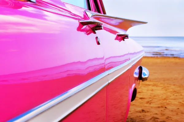 Κλασικό ροζ cadillac στην παραλία — Φωτογραφία Αρχείου
