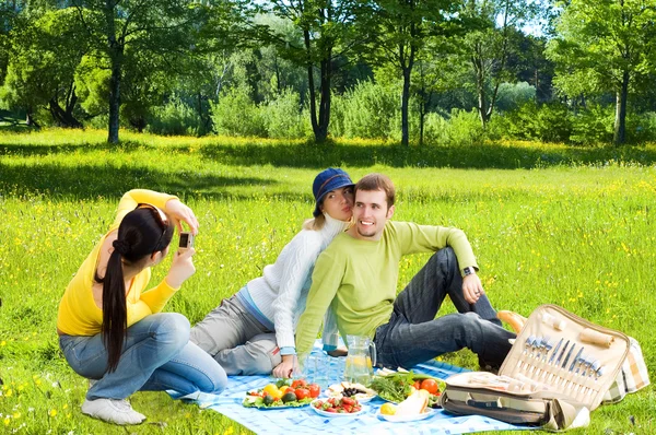 Arkadaşlar bir fotoğraf yapma piknik — Stok fotoğraf
