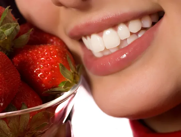 Ung flicka med en färska jordgubbar — Stockfoto