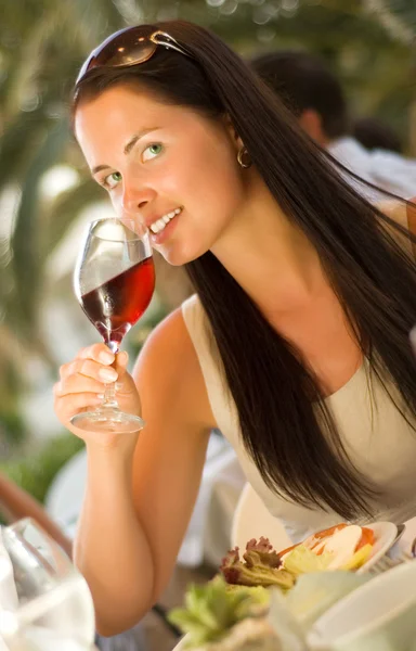 Kvinna provsmakning rött vin på restaurang — Stockfoto