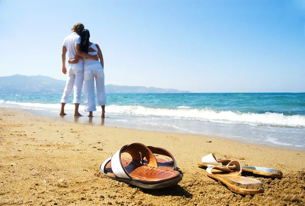 Joven pareja atractiva en la playa — Foto de Stock