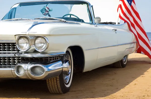 Classica Cadillac bianca in spiaggia — Foto Stock