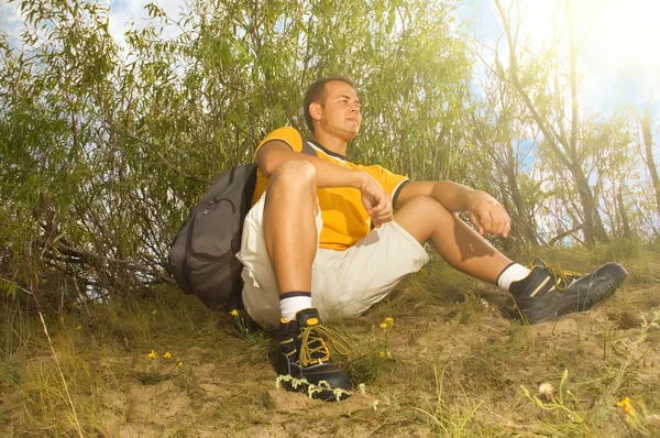 Jeune homme randonneur relaxant sur la colline — Photo