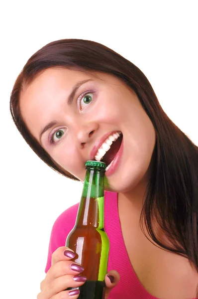 Молода жінка з пляшкою пива — стокове фото