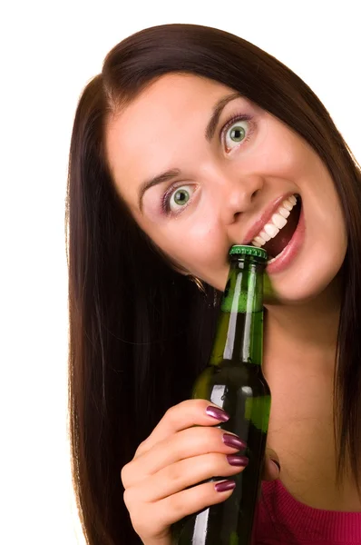 Mujer joven con botella de cerveza — Foto de Stock