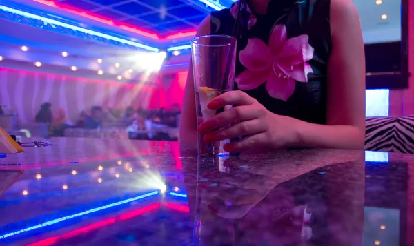Jonge mooie vrouw in de discotheek — Stockfoto