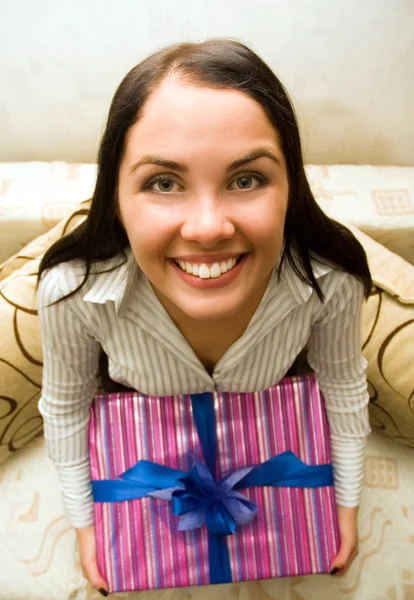 Αστεία κοπέλα που κρατά μια συσκευασία δώρου — Stock fotografie