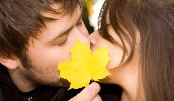 Feliz pareja besándose —  Fotos de Stock