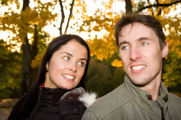 Szczęśliwa para w parku wieczorem (dziewczyna w centrum uwagi) — Zdjęcie stockowe