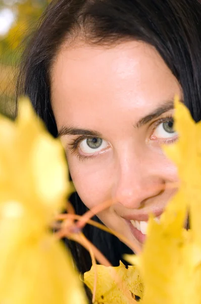 Frau mit goldenen Ahornblättern — Stockfoto