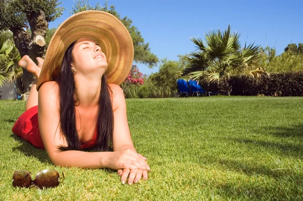 Mulher bonita desfrutando do sol — Fotografia de Stock