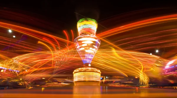 Parque de diversões à noite — Fotografia de Stock