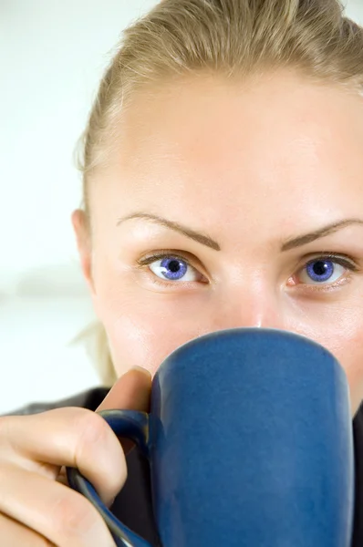 Žena s šálkem čaje — Stock fotografie