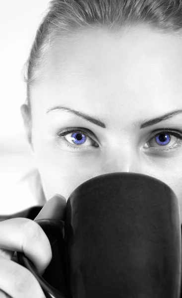 Bir fincan çayla güzel bir kadın — Stok fotoğraf