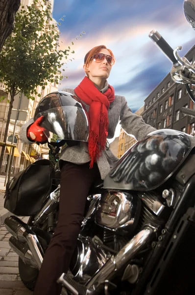 Güzel bir kadın motosiklet — Stok fotoğraf