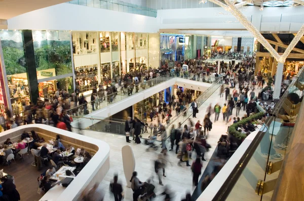 Multidão no centro comercial — Fotografia de Stock