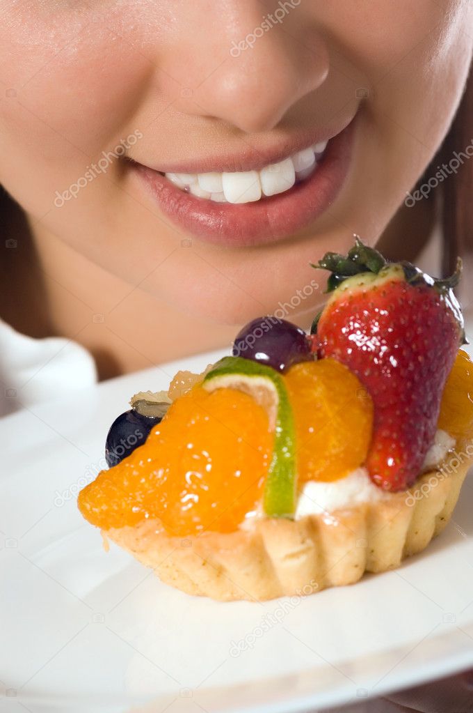 Femme Avec Gateau Aux Fruits A Faible Teneur En Calories Image Libre De Droit Par Dimmushka C