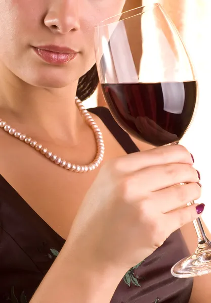 Ung kvinna med glas rött vin — Stockfoto
