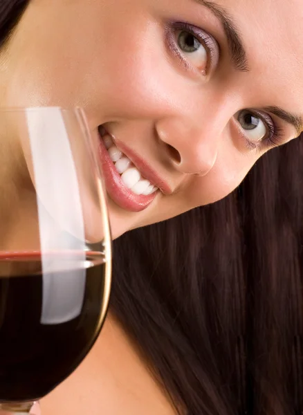 Mujer joven con copa de vino tinto — Foto de Stock