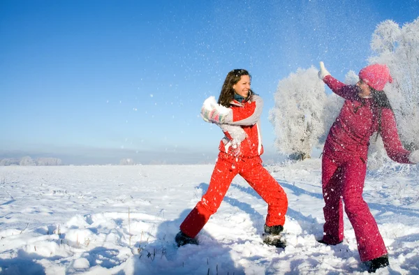 Due ragazze che giocano con la neve — Foto Stock
