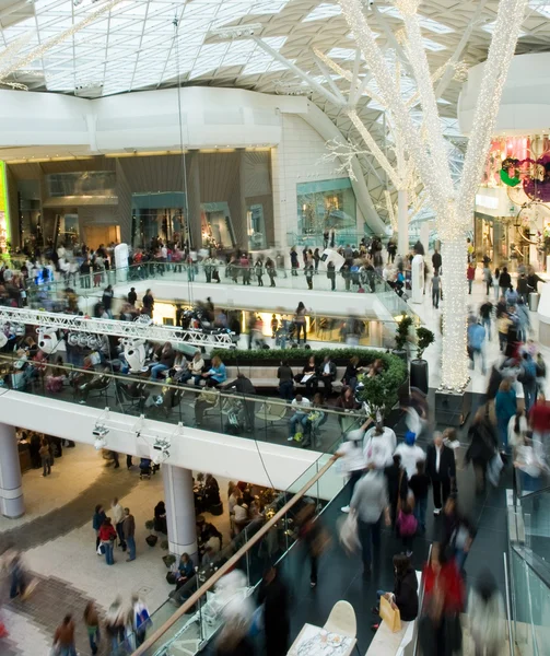 Multidão no centro comercial — Fotografia de Stock
