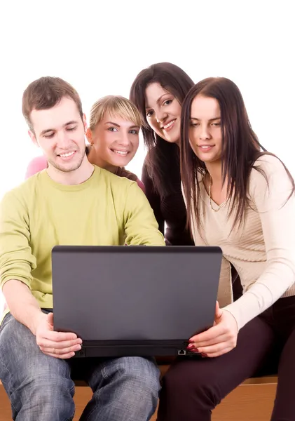 Groupe d'étudiants avec ordinateur portable sur blanc — Photo