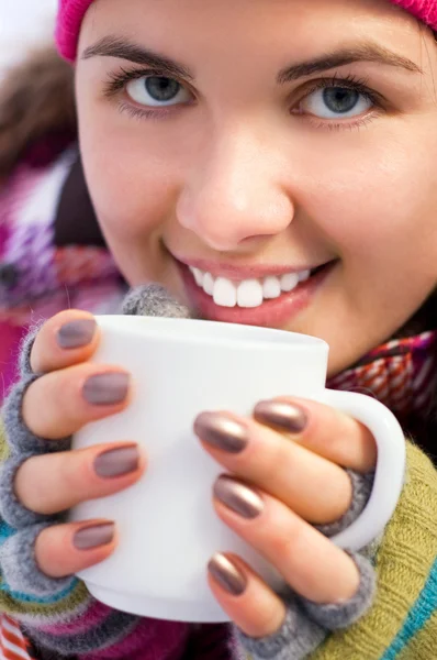 Elinde kahve tutan bir kadın. — Stok fotoğraf