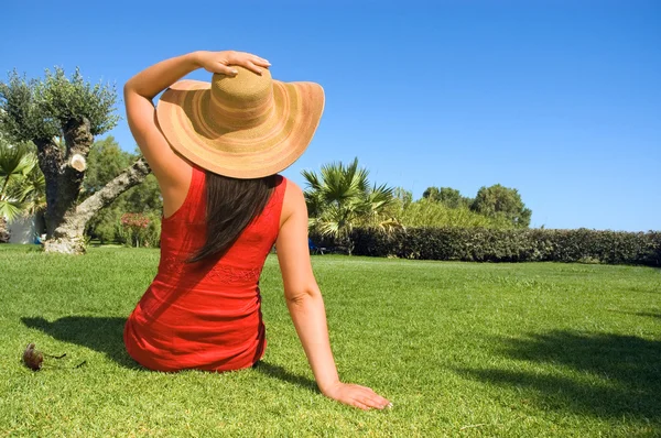 Mujer joven disfrutando del sol —  Fotos de Stock