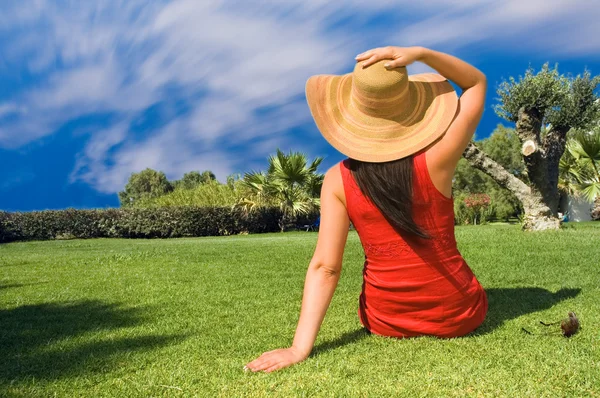 Mladá žena užívat slunce — Stock fotografie