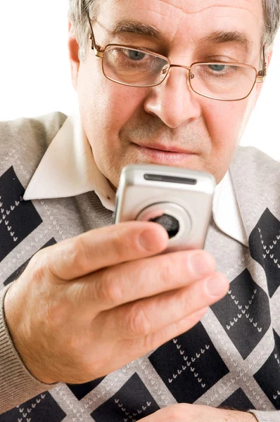 Senior man te typen op mobiele telefoon — Stockfoto