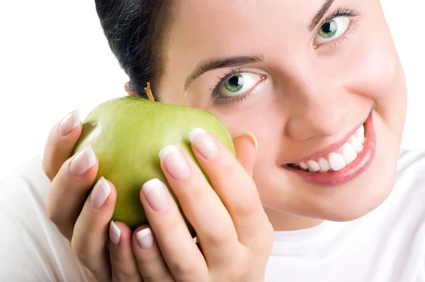 Красивая молодая женщина держит яблоко — стоковое фото