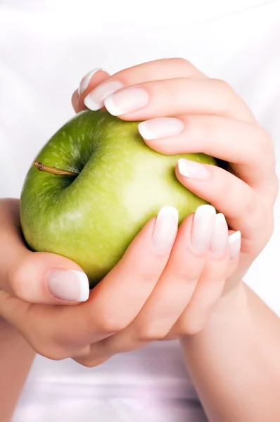 Grüner Apfel in Frauenhand — Stockfoto