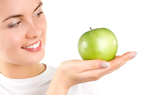 Schöne junge Frau mit einem Apfel in der Hand — Stockfoto